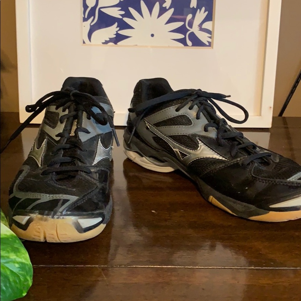 Women’s black and gray volleyball shoes